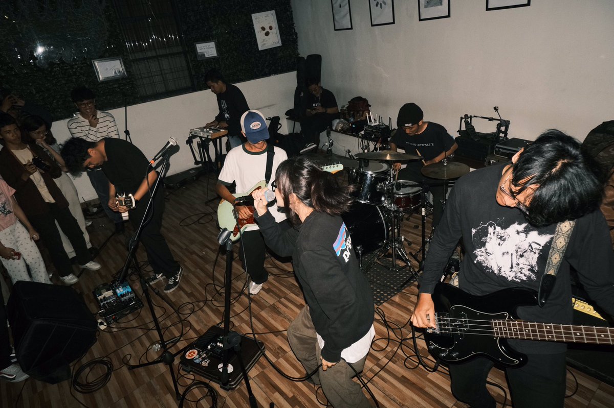 badaipetirrr's tweet photo. tidak capek capek upload foto foto bagus dari fotografer hebat @Fafiisss atas malam super pecahhh bersama mas mas hebat @hallvvay terima kasih banyak🤍 https://t.co/zMx45JhcNR