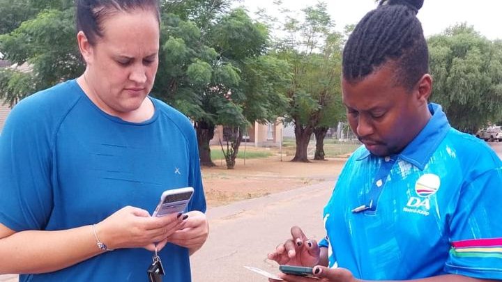 DA_NCape's tweet photo. 🔥Voter registration is hot in #Hotazel! 

Join the mission to #RescueSA and register to vote before it is too late. 

Get help registering online at https://t.co/fNxdpDDGLO 

#RegisterToVoteDA https://t.co/qYL9SSxfgc