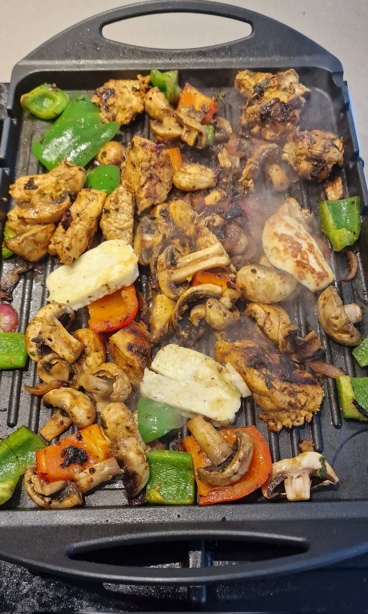 arakshashi's tweet photo. #SaturdayVibes
#lunchupdates
#Grill
Chicken, Halloumi https://t.co/Ov9oT5sPRS