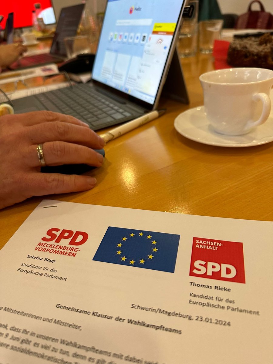 SPD_LSA's tweet photo. Gemeinsam für #Europa! Klausur zur Europawahl! #SPD #SachsenAnhalt und @SPDMV in #Schwerin! 

Unsere Kandidaten sind Sabrina Repp und @ThomasRieke_EU! Go! https://t.co/hqGs4W6X44