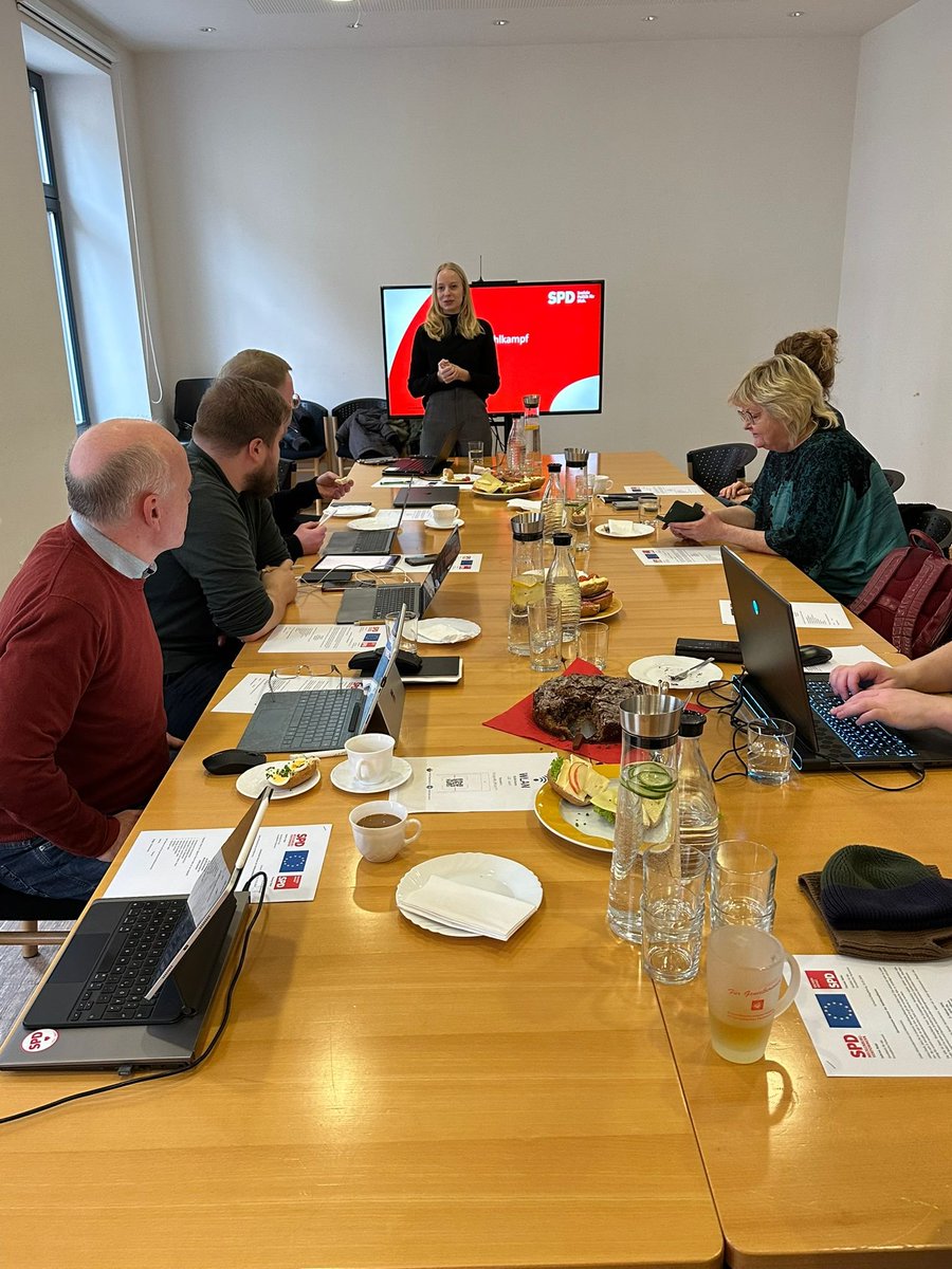 SPD_LSA's tweet photo. Gemeinsam für #Europa! Klausur zur Europawahl! #SPD #SachsenAnhalt und @SPDMV in #Schwerin! 

Unsere Kandidaten sind Sabrina Repp und @ThomasRieke_EU! Go! https://t.co/hqGs4W6X44