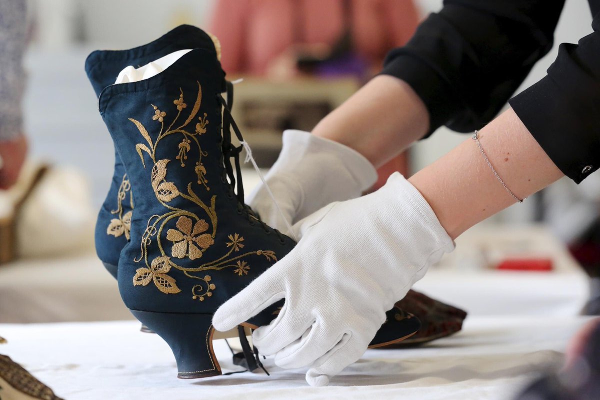 📢 NEW JOBS ALERT📢 We’re looking for a Senior Curator & Education & Learning Manager to join us in creating a new destination fashion museum in Bath. If you want to work with one of the world’s great museum collections of fashionable dress, read here 👉 bit.ly/3SGSBr0