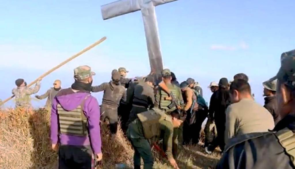Violation of Supreme Court Ruling: Thangjing Holy Site Desecration in Manipur

Thangjing Hills, home to the sacred site of Ibudhou Thangjing, witnessed another desecration as miscreants erected a substantial cross. Intriguingly, this structure was erected
imphaltimes.com/news/violation…