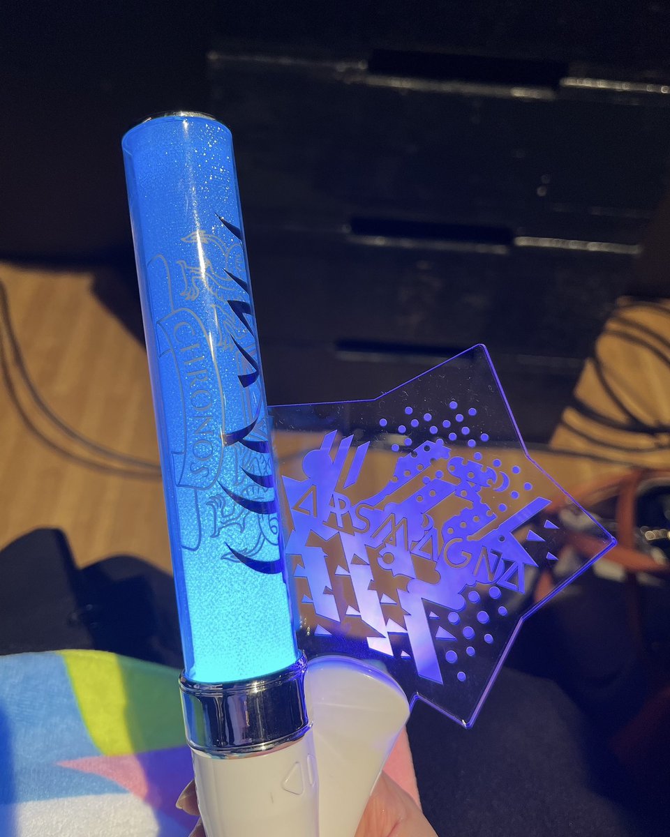 arsssssui6's tweet photo. 2本目のペンラを手に入れた！
水色と紫振れる🩵💜
今日最前で近すぎ😇😇😇😇 https://t.co/6J15t2DY17
