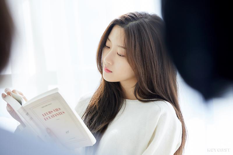 #INFO❘  NÃO ESTAMOS SONHANDO, É UMA REALIDADE!
Em parceria com a editora Wisdom House Mun KaYoung vai lançar seu próprio livro intitulado " The desire to Write" Previsto pra lançar agora em Março de 2024 🥹❤️

#MunKaYoung #문가영