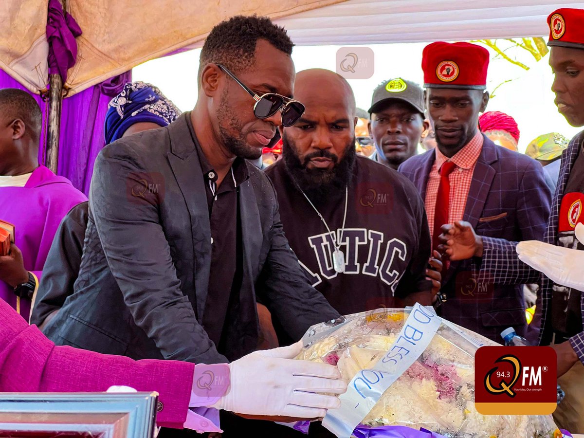 943qfmlira's tweet photo. PICTORIAL 📸
Nubian Lee, alongside other dedicated members of @NUP_Ug, graces the gathering to represent NUP President @HEBobiwine at the solemn event, paying their respects at the farewell for the late artist Beepee.
#RIPBeepee
#943qfmupdates https://t.co/VeICydJhnT