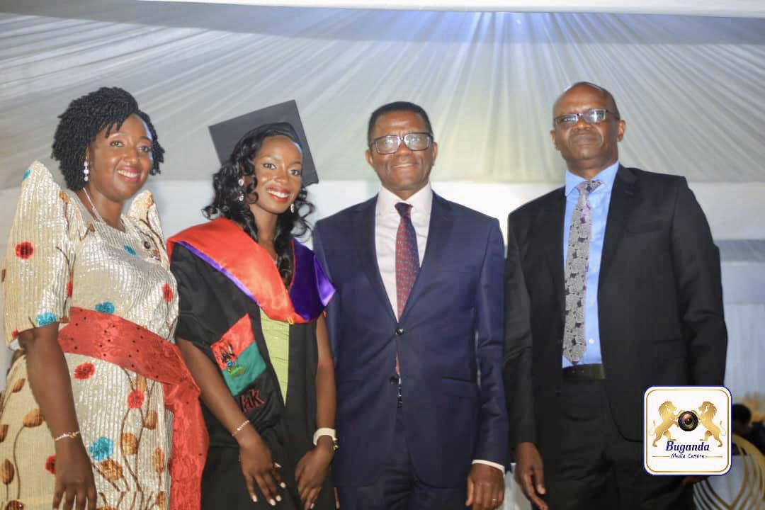 cpmayiga's tweet photo. Nkulisa Dr. Nalwoga Roberta eyatikkidwa digiri y'obusawo ku Makerere University muwala wa Omuk. Robert Kasozi, akulira abakozi ku CBS FM.

Nkubiriza abazadde obutasuula buvunanyizibwa bwammwe eri baana, mubabeere kumpi, mubalambike mu mbeera z'Ensi era mubagunjule ne mu mpisa ez'obuntubulamu. Abazadde era mubeere kyakulabirako eri abaana bammwe kubanga ebisinga abaana bye bakola babikoppa ku bazadde.