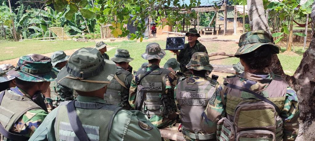 #AsíLoDijo || GJ <a href="/dhernandezlarez/">GJ. Domingo Hernández Lárez</a> Venezuela nació en un vivac !

#IntegrarEsVencer
#25AñosdDeLaManoDelPueblo