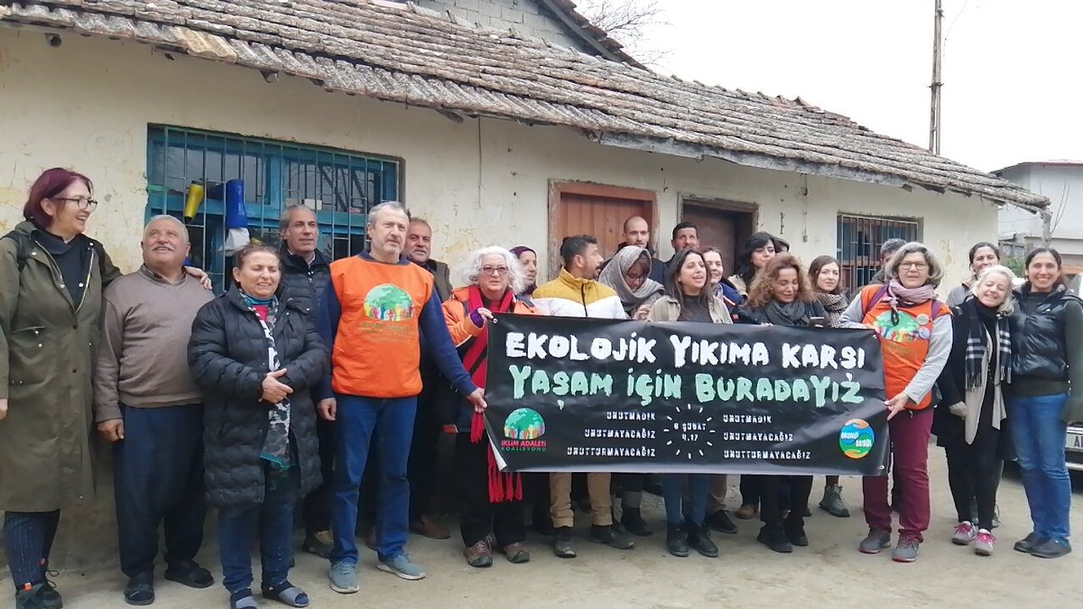 iklimadaleti_k's tweet photo. 6 Şubat depreminin yıl dönümünde Hatay halkı ile dayanışma programımız Dikmece direnişi ziyareti ile başladı. 

Dikmece halkı kararlı bir şekilde zeytinlikleri, tarım arazilerini, yaşam alanlarını savunmaya devam ediyor. 

#6ŞubatıUnutmadık
#6ŞubattaHataydayız https://t.co/3XLbIWO9N6