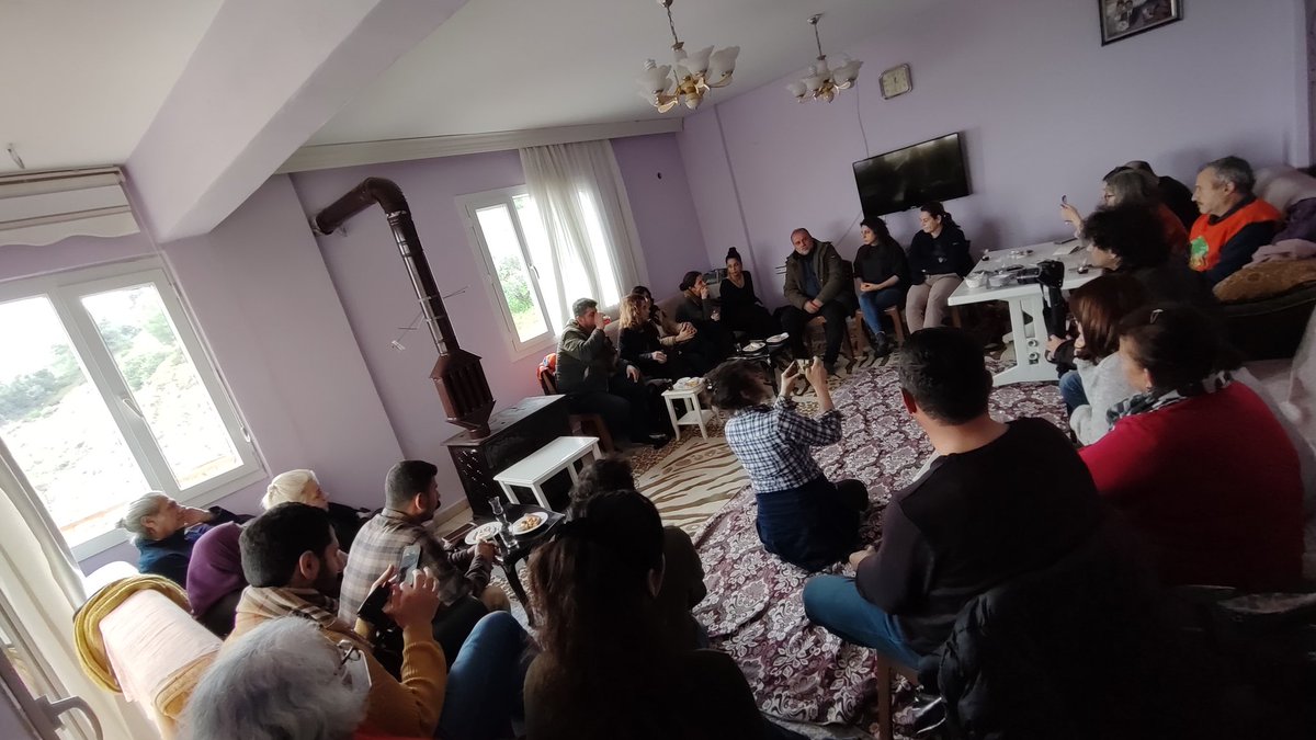 iklimadaleti_k's tweet photo. 6 Şubat depreminin yıl dönümünde Hatay halkı ile dayanışma programımız Dikmece direnişi ziyareti ile başladı. 

Dikmece halkı kararlı bir şekilde zeytinlikleri, tarım arazilerini, yaşam alanlarını savunmaya devam ediyor. 

#6ŞubatıUnutmadık
#6ŞubattaHataydayız https://t.co/3XLbIWO9N6