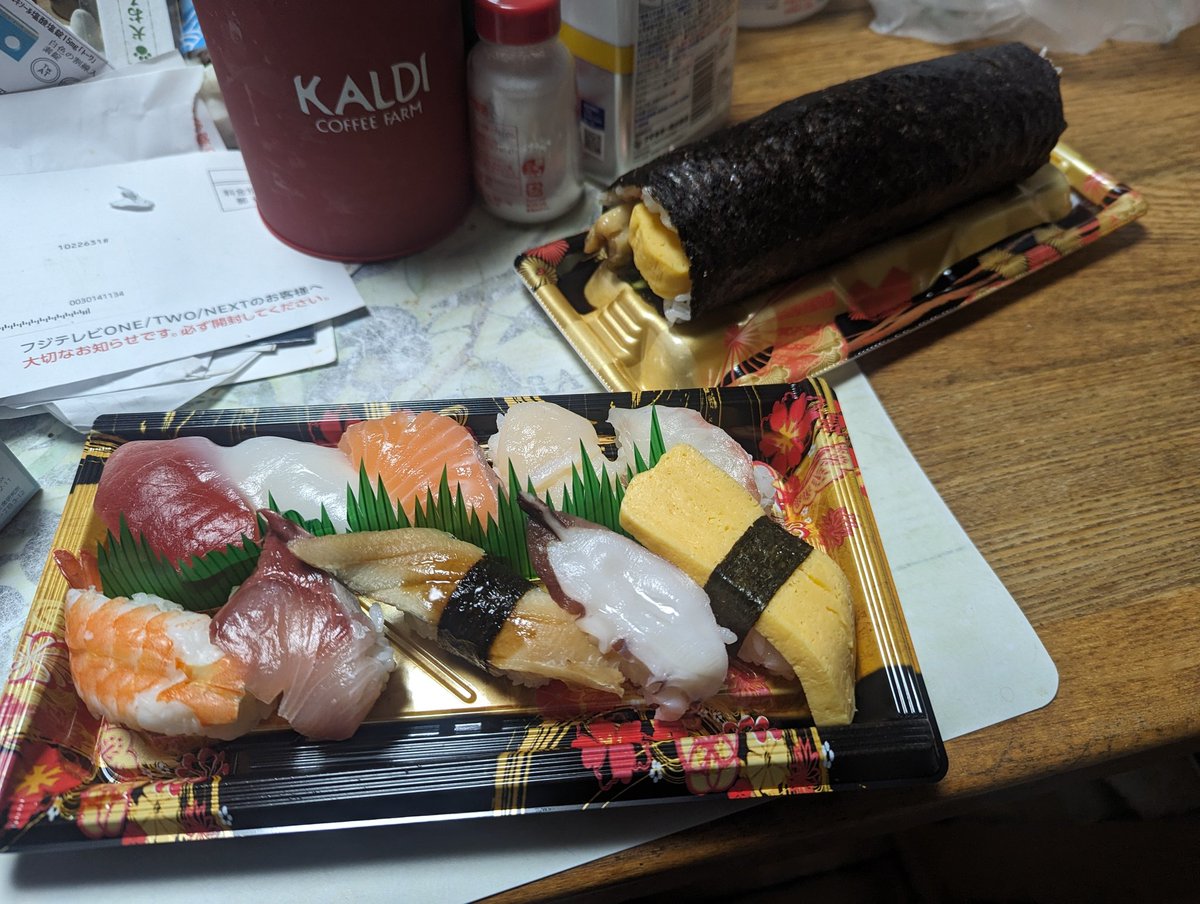 Cookingharu's tweet photo. 今日のよるごはんは恵方巻きとお寿司🍣にしました
#よるごはん https://t.co/VXTWZGUXi6