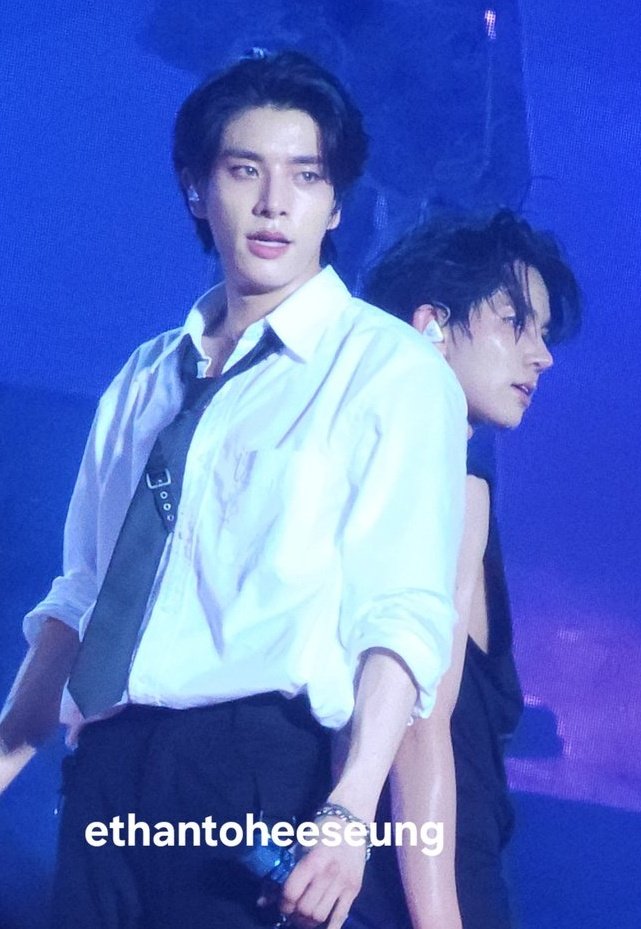 1515heejake's tweet photo. what a visual duo #heeseung #jake https://t.co/1Zqt8ekAiP
