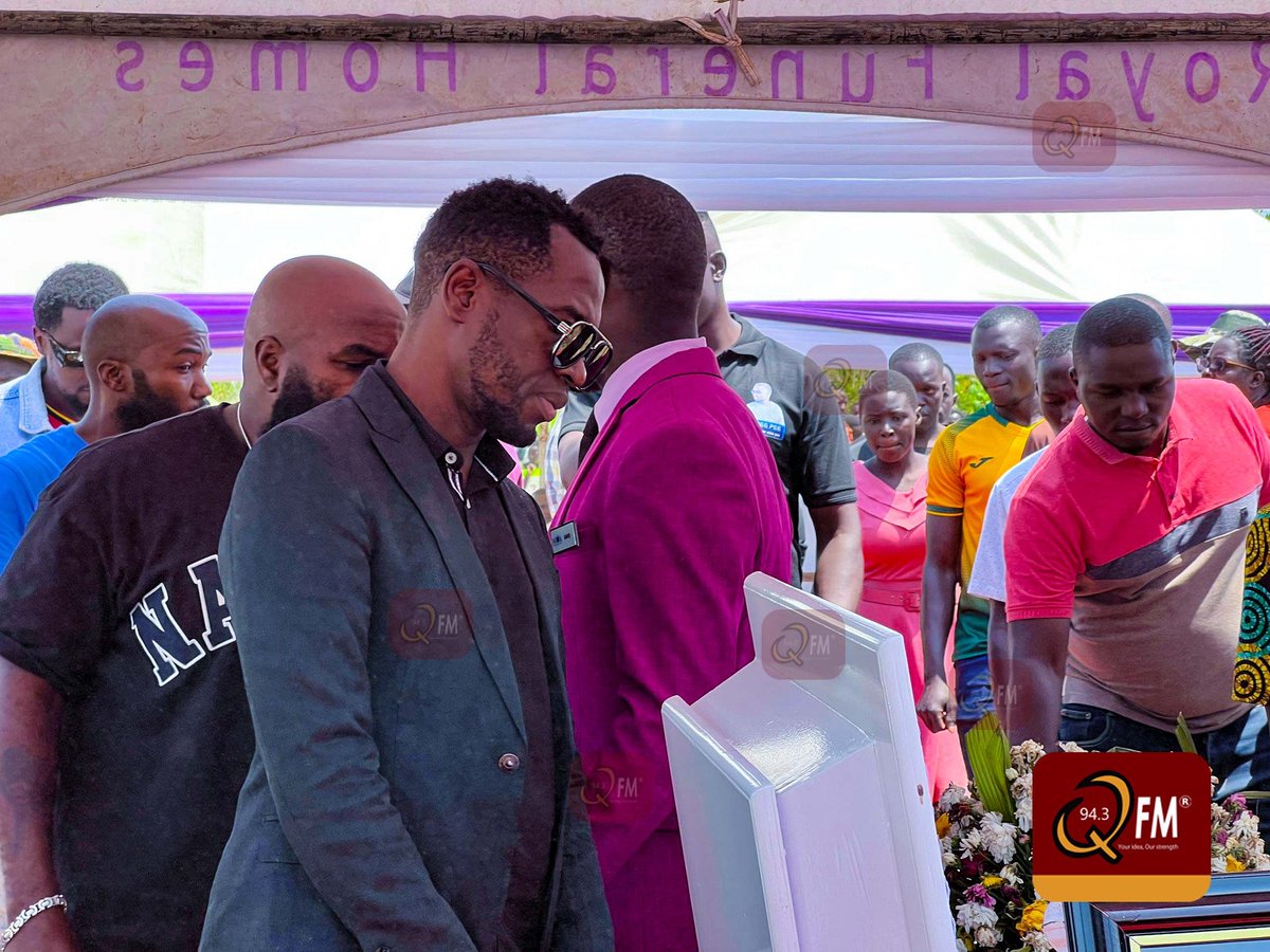 943qfmlira's tweet photo. PICTORIAL 📸
Nubian Lee, alongside other dedicated members of @NUP_Ug, graces the gathering to represent NUP President @HEBobiwine at the solemn event, paying their respects at the farewell for the late artist Beepee.
#RIPBeepee
#943qfmupdates https://t.co/VeICydJhnT