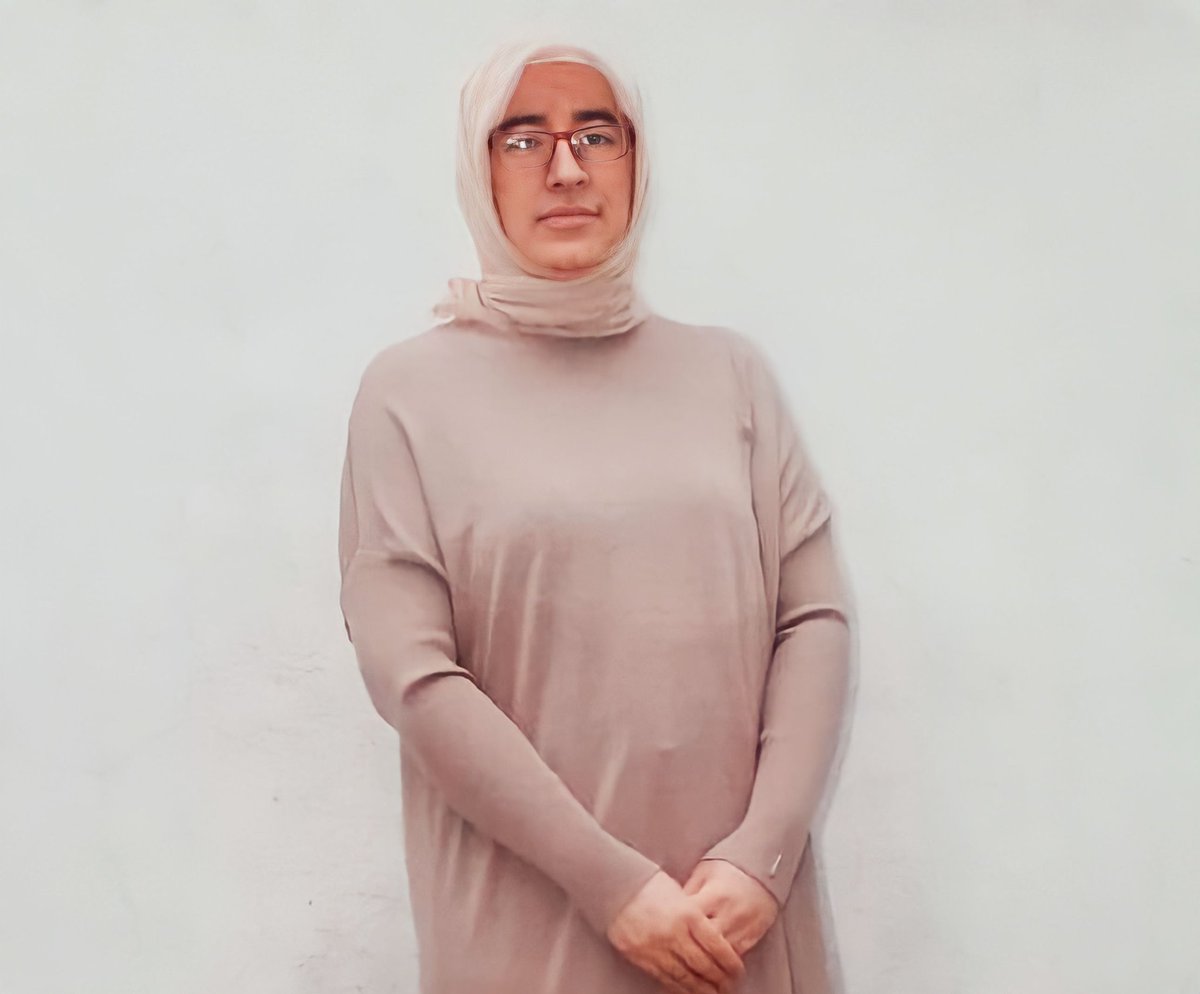 Kitmirin_biri's tweet photo. Allah'tan korkmaz, kuldan utanmaz, insanlıktan nasipsizler...!

4 gün önce acil olarak tiroid kanseri ameliyatı olan Gülden Aşık tekrar cezaevine götürülmüṣ...

Bu kadın bu haliyle nasıl cezaevine gönderilir?

Zerre İnsafınız yok mu sizin?

 @yilmaztunc 
@adalet_bakanlik https://t.co/Ch2Kc5YVNT
