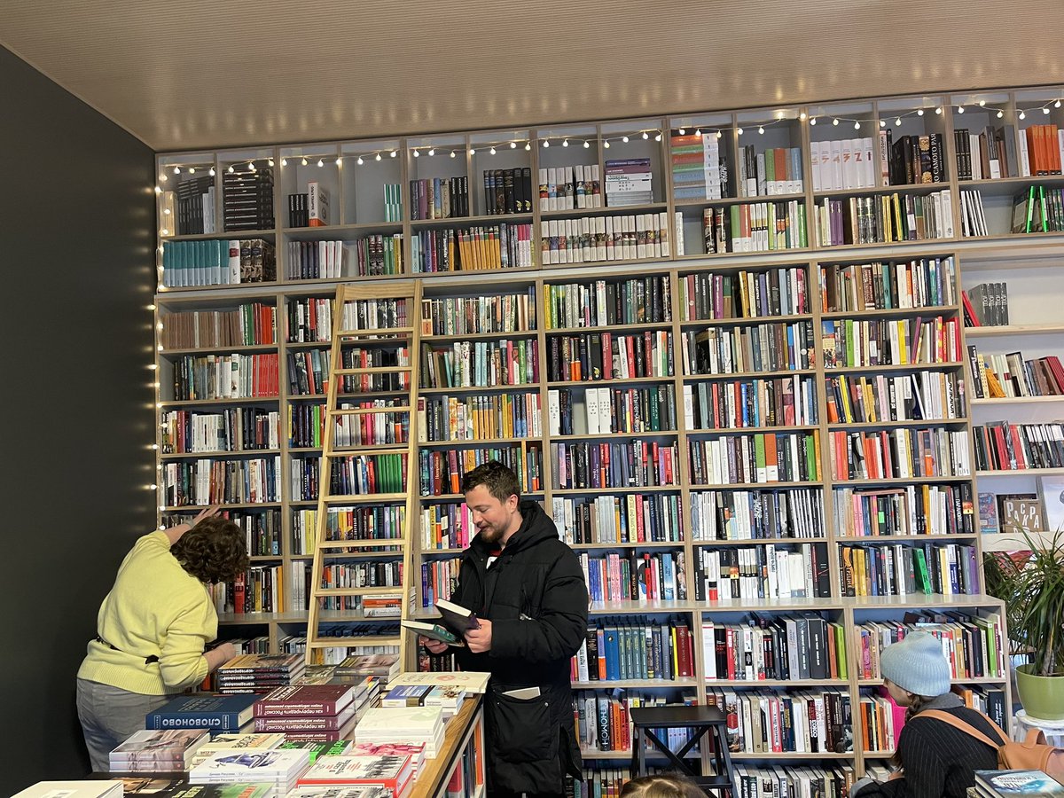 lotareva3's tweet photo. В книжном магазине Бабель в Берлине, немец:
- здравствуйте, я изучаю русский и мне нужно что-то смешное, ну почитать простое и смешное 
Всё русские посетители магазина:…….
Продавщица: ох, у нас в русской литературе с этим совсем сложно….
(Копается в книжках, находит Солженицына)