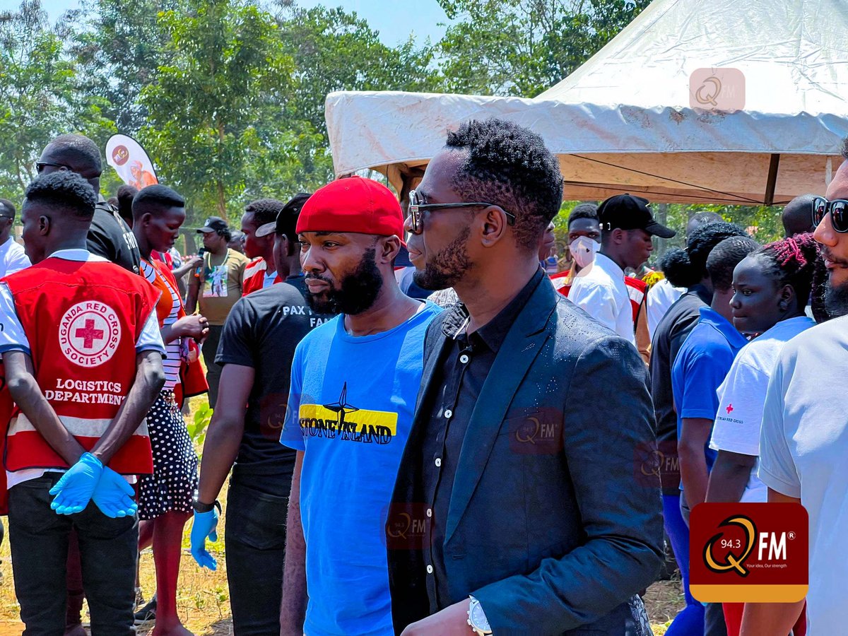 943qfmlira's tweet photo. PICTORIAL 📸
Nubian Lee, alongside other dedicated members of @NUP_Ug, graces the gathering to represent NUP President @HEBobiwine at the solemn event, paying their respects at the farewell for the late artist Beepee.
#RIPBeepee
#943qfmupdates https://t.co/VeICydJhnT