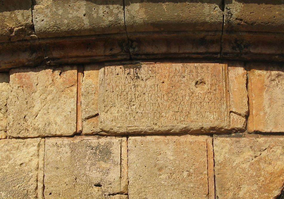 maelassal's tweet photo. Tiddis à #Constantine : Mausolée que Quintus Lollius Urbicus, un #numide berbère-romanisé natif de #Tiddis, et fils d'un propriétaire terrien #berbère devenu gouverneur de la province Britannia, puis préfet de #Rome, a dédié aux cinq membres de sa famille 🇩🇿
#Algérie
#الجزائر https://t.co/DDA3bbFiQx