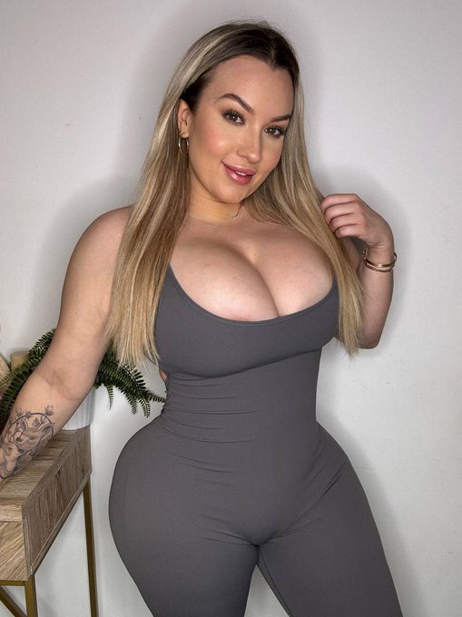 Do you like my sexy outfit? There&rsquo;s more here ⬇️  https://t.co/wczP1KRaj1 https://t.co/M43KCVFCey