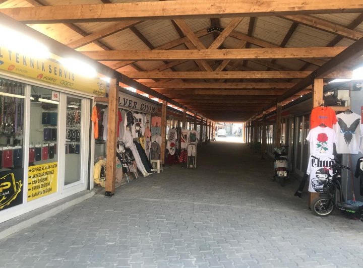 TCDOGAKA's tweet photo. 📌Bölgesel Kalkınma Odaklı Acil Eylem Programı (#BOTAP) kapsamında Ajansımız tarafından #iskenderun'da Büyükçarşı İşhanın yerinde, 98 adet dükkân, 2 adet WC’ ve 1 adet mescitten oluşan prefabrik çarşı kurularak depremde işyerleri yıkılan esnafa tahsis edilmiştir. https://t.co/eDioOpzLzo
