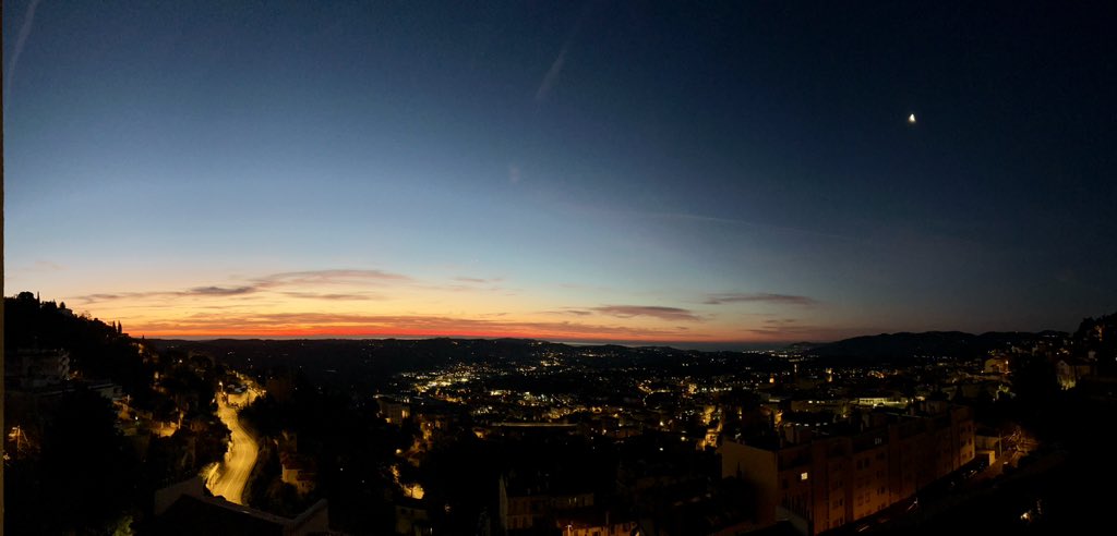 brunosmania's tweet photo. [#BONJOUR] #Grasse06 7h10
Aurore panoramique et la lune... https://t.co/Z2GshvJUG8
