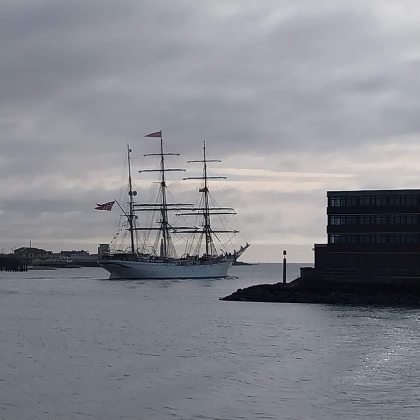 The #Norwegian #tallship #sailtraining barque #StatsraadLehmkul just departed #Portsmouth @HMNBPortsmouth @48hrsnotice4sea @portsmouthboats @PortsmouthProud @visitportsmouth @TallShipsRaces @HE_Maritime @STSDefence @khmportsmouth @ShippingMag @sloop_speedy