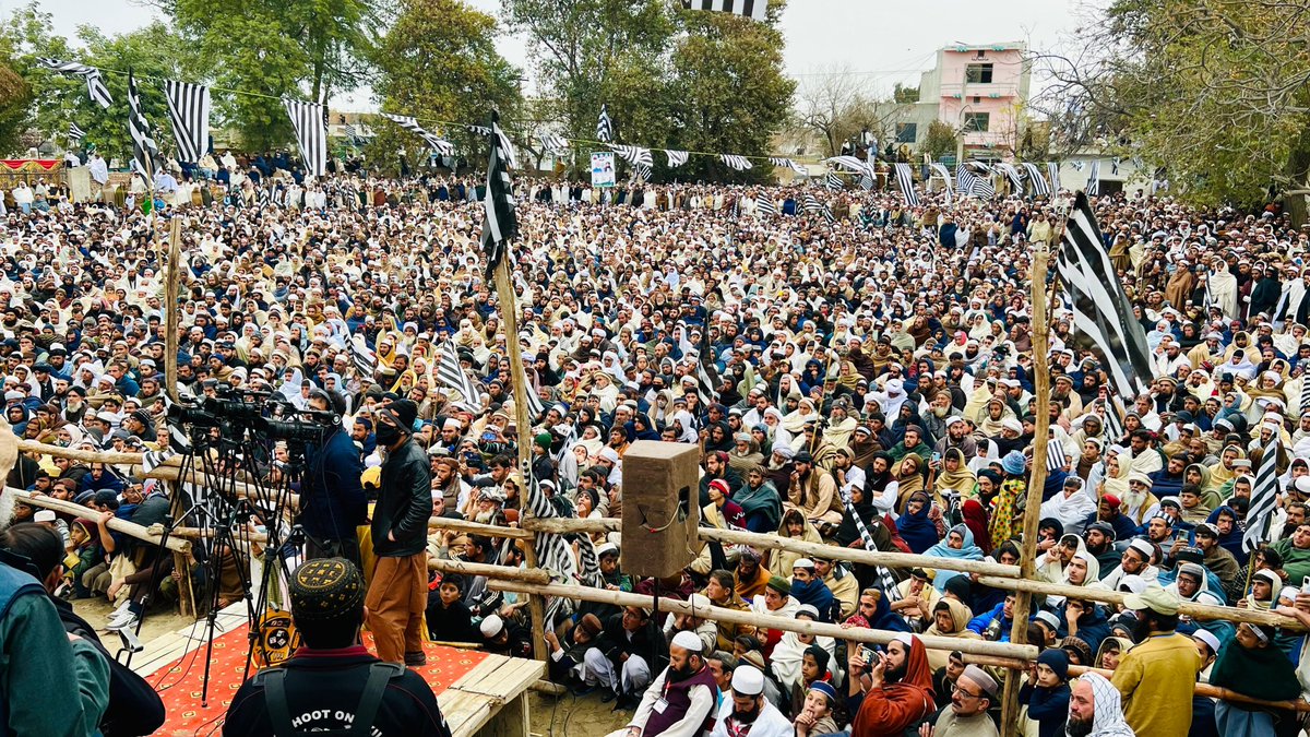 لکی مروت: قائد جمعیت مولانا فضل الرحمان انتخابی جلسے سے خطاب کر رہے ہیں ۔
#LakkiMarwat_JUI_Ka