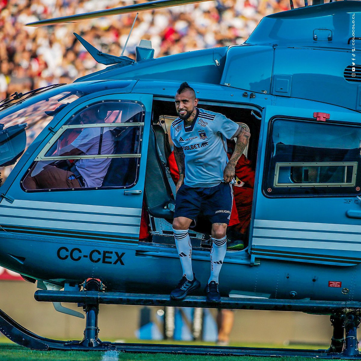 MessiChronicles's tweet photo. Arturo Vidal, at the age of 36, made a grand entrance to the Colo-Colo fans in Chile! 🇨🇱✨

He arrived at the pitch via helicopter and then took part in a parade on horseback. 👑 https://t.co/W0D78uK3eA