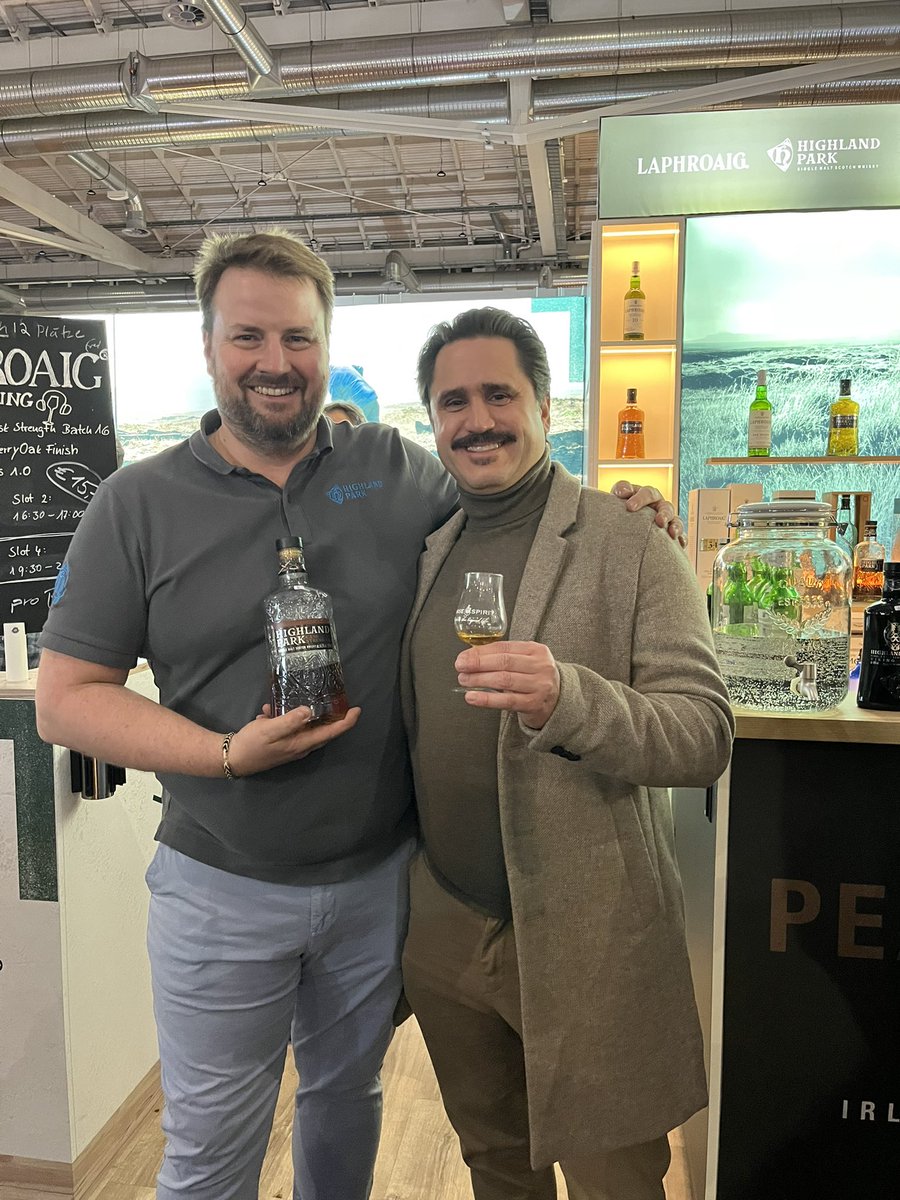 TimmoGermany's tweet photo. As for the last dram of the #hansespirit I had a tasty @HighlandPark Cask Strength at the @beamsuntory stand, what a great final 🥃🤩 Big thanks to Thomas, it was a pleasure to meet you again!
#highlandpark #whisky #singlemalt #whiskytime #whiskytim #whiskytasting #whiskyfair https://t.co/0uZ2TMuMH9