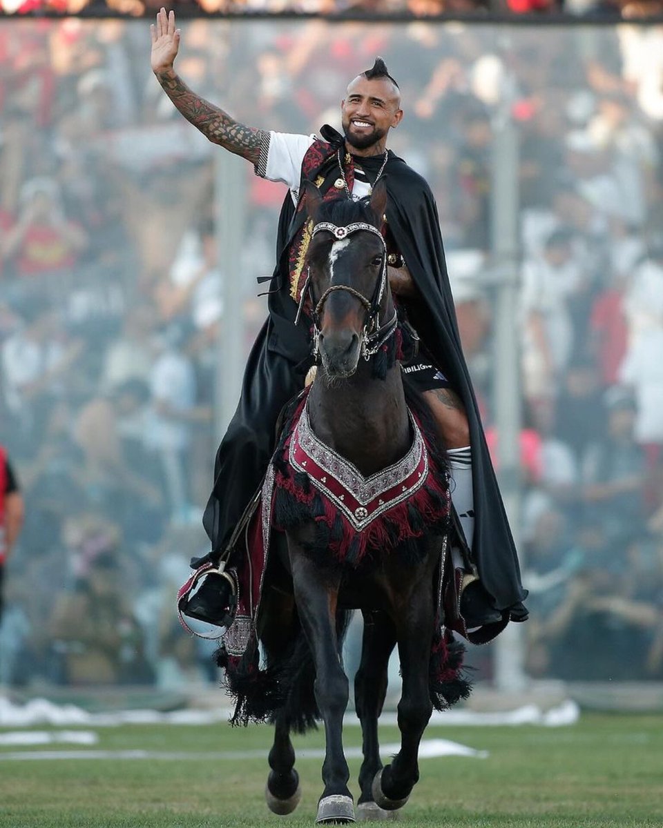 MessiChronicles's tweet photo. Arturo Vidal, at the age of 36, made a grand entrance to the Colo-Colo fans in Chile! 🇨🇱✨

He arrived at the pitch via helicopter and then took part in a parade on horseback. 👑 https://t.co/W0D78uK3eA