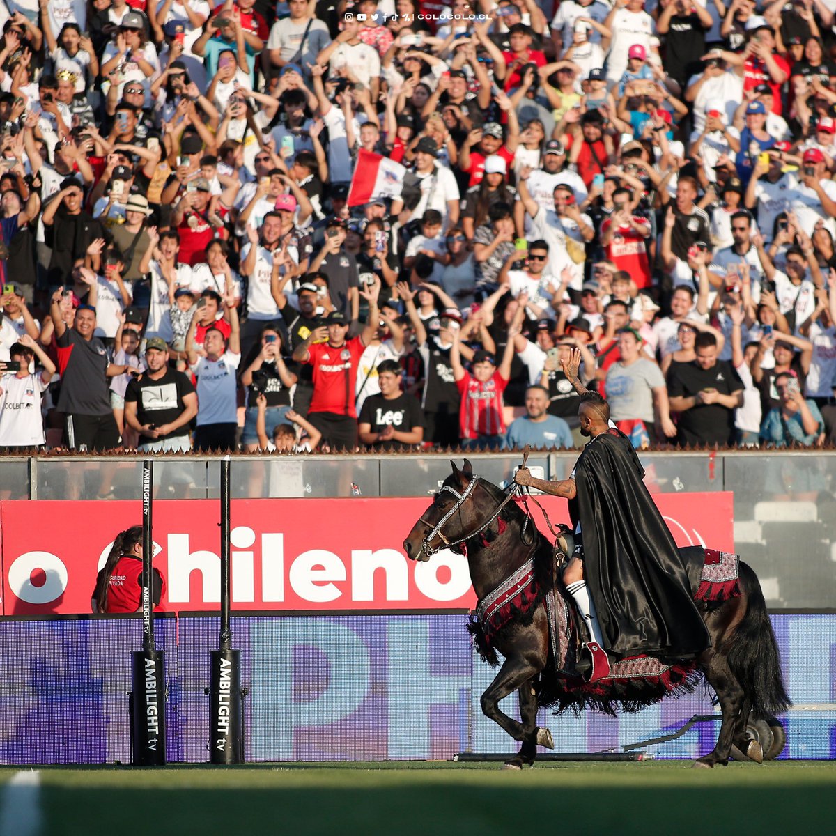Arturo Vidal, at the age of 36, made a grand entrance to the Colo-Colo fans in Chile! 🇨🇱✨

He arrived at the pitch via helicopter and then took part in a parade on horseback. 👑