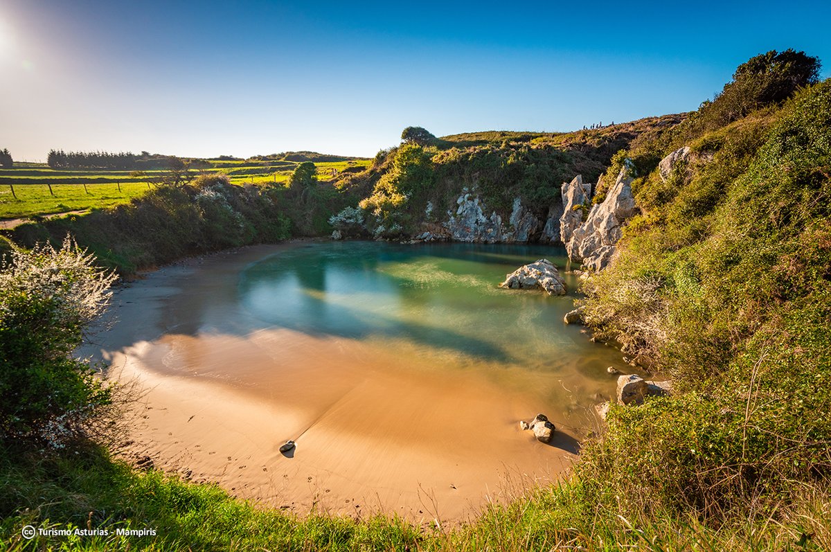 TurismoAsturias's tweet photo. Las playas de Gulpiyuri, Poo y el Silencio entre los 25 arenales y calas de nuestro país seleccionadas por @NatGeoEsp por ser ideales para «relajarse, leer, enamorarse o simplemente desconectar».😍 https://t.co/NW7IGr7gd2