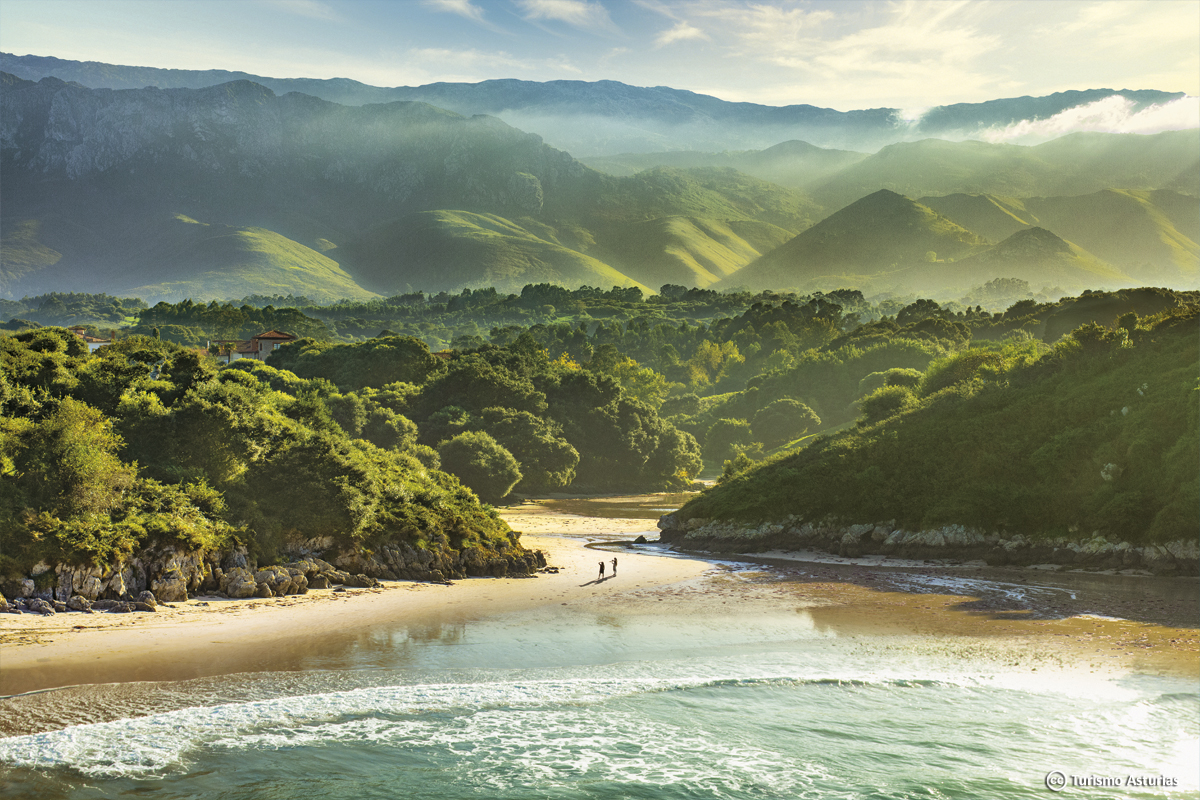 Las playas de Gulpiyuri, Poo y el Silencio entre los 25 arenales y calas de nuestro país seleccionadas por <a href="/NatGeoEsp/">National Geographic España</a> por ser ideales para «relajarse, leer, enamorarse o simplemente desconectar».😍