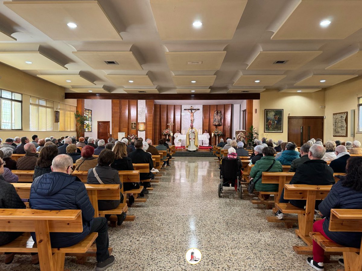 IglesiaEnLeon's tweet photo. 👉🏼 Nuestro Obispo el P. @cmfluisangel preside en la ⛪️ #Parroquia de la Sagrada Familia la 🕯️📖 #CelebraciónDeApertura de su ✝️ #VisitaPastoral al 🛐 #Arciprestazgo Virgen del Camino. https://t.co/SZZPs1S3Mu