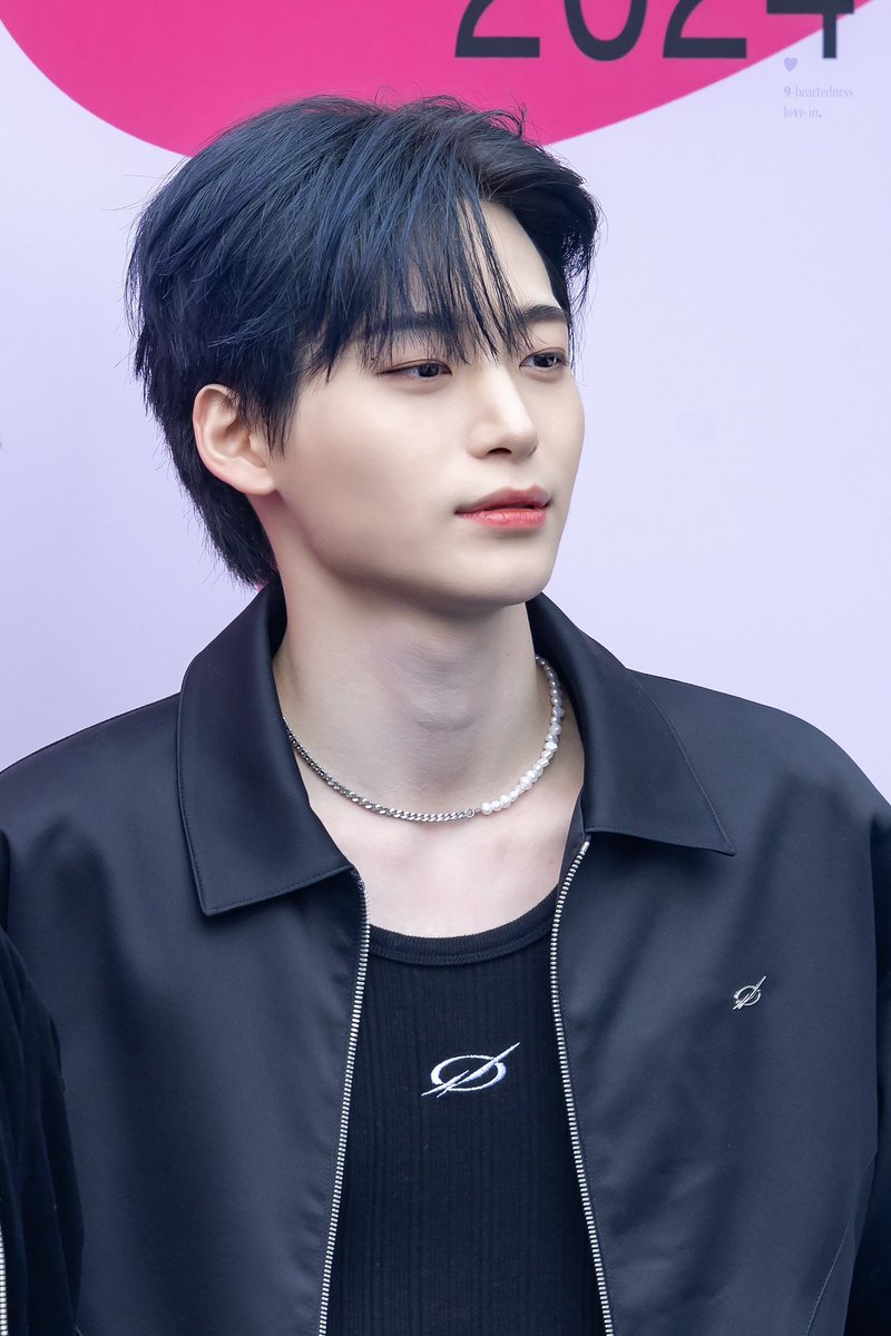 무명아이돌콜렉터..
인생에서난관이란개나줫을거같은사람.. 지상파국장인어머니따라서방송국견학왓다가 아역데뷔로 바로고점찍음.. 하고싶은작품잇으면 무조건자리따내고 무명아이돌스폰에 흥미가진뒤부터 음방mc꿰차고 잇음.. 스폰하던애 1위찍으면 바로칼차단하는마이너병잇을거같음