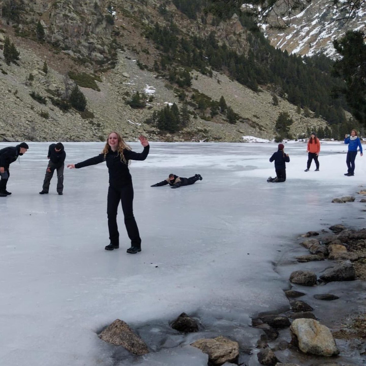InstitutSantPol's tweet photo. #1BAT hem calculat la biomassa d’un bosc com a recurs energètic i visitat el parc nacional d’Aigüestortes i Estany de Sant Maurici x analitzar la perdi lloseta de les allaus i la duresa de la vida a alta muntanya en general https://t.co/CFa6mtDL52