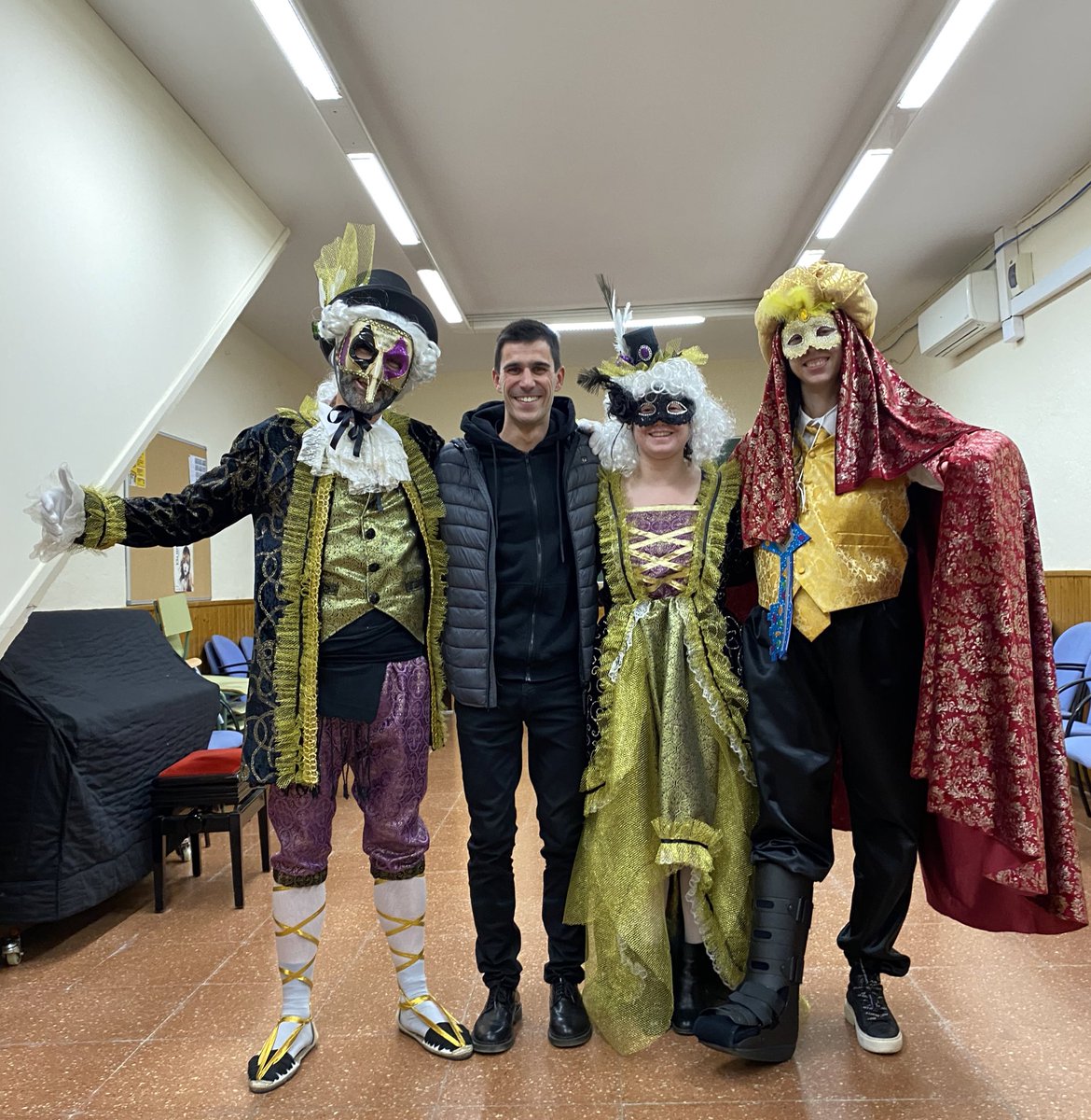 eliseu_alegre's tweet photo. Rei, Reina i Bruixot Pascol, benvinguts de nou a @castellvimarca! 🎉🎩🎭 #Carnaval2024 https://t.co/rr4WHEIUro