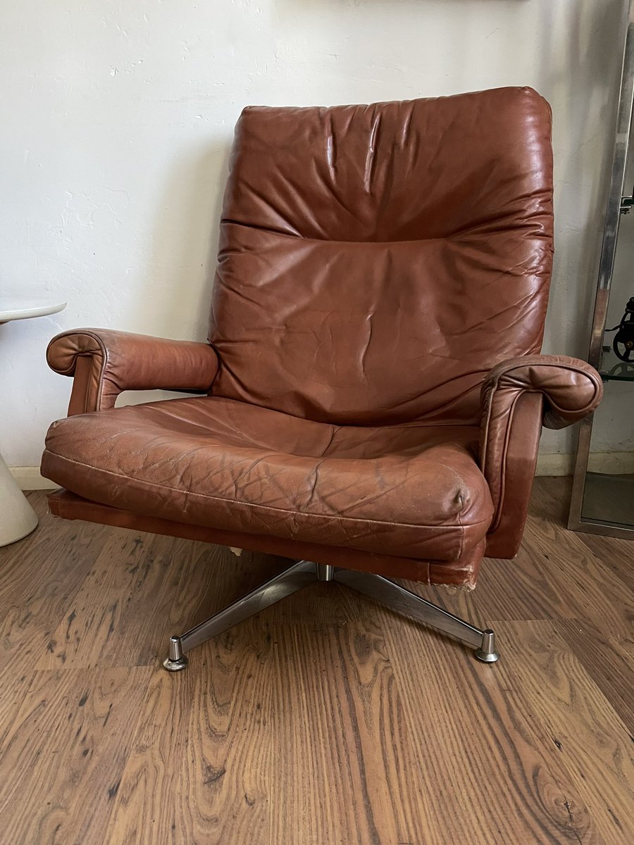 MrSebDaniel's tweet photo. Very cool vintage #howardkeith retro leather swivel armchair. 
Do you like it ?? 
I love it and recently found it 😜 https://t.co/Gf4rB17Sxu
