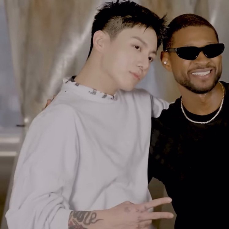AboutMusicYT's tweet photo. Jungkook and Usher taking photos together. https://t.co/jAEl3lj3oT
