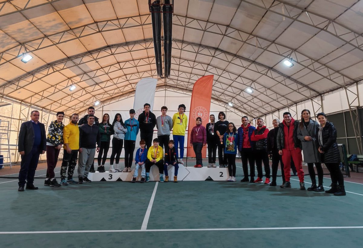 GSB_Konya's tweet photo. 29 Ocak - 02 Şubat 2024 tarihleri arasında Dumlupınar Tenis Kortlarında düzenlenen "Hafta İçi Kış Tenis Turnuvası" sona erdi. Müsabakalar sonunda derece alan sporculara ödülleri takdim edildi.
@OA_BAK @gencliksporbak https://t.co/9hQB4iiD0z