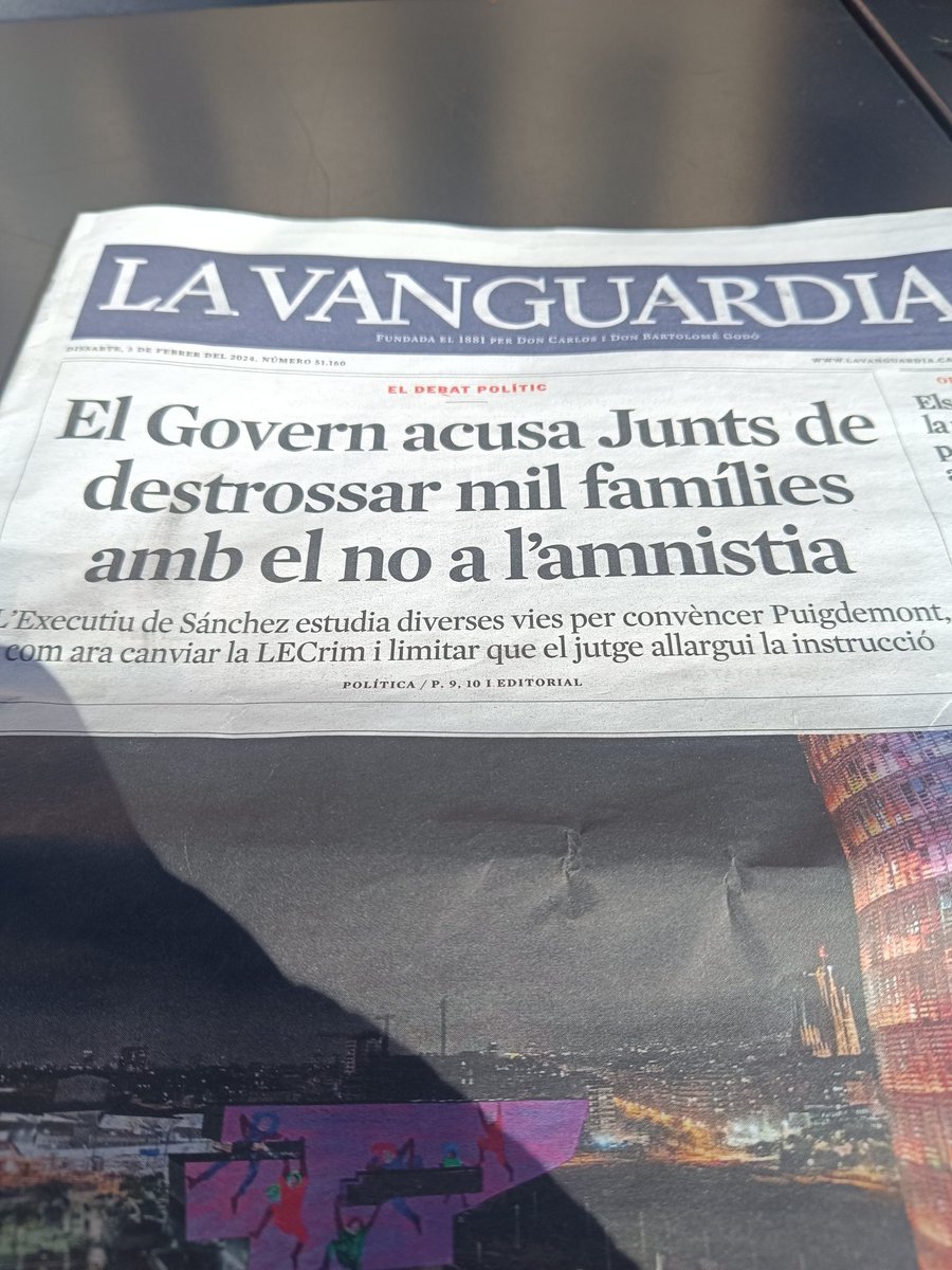 jordigalves's tweet photo. Per a experts en política catalana: El conseller Jaume Giró va dir que Junts no havia de plegar del govern Aragonès perquè en vivien 500 famílies del partit. Potser són les mateixes famílies. 500 de Junts i 500 d'Esquerra. O què? https://t.co/Gee2LSEXmR