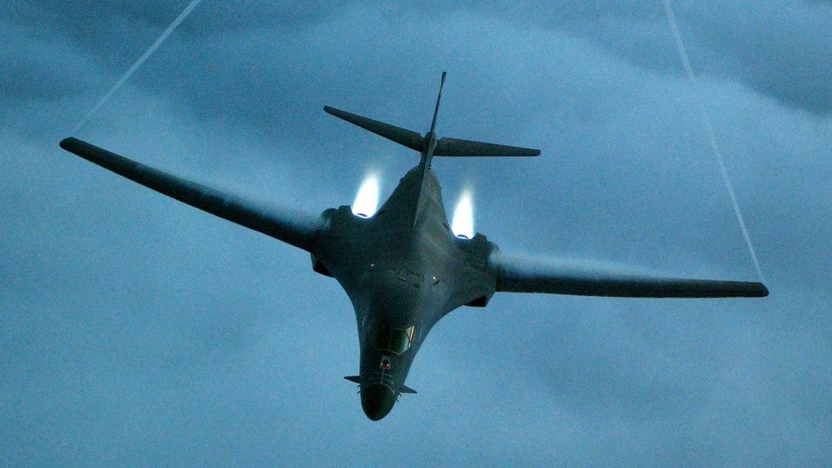 SofZDe's tweet photo. #StopUSWars @richimedhurst @unjoe @ONU_fr @CraigMurrayOrg @yanisvaroufakis @EverNtly @Mulan_Lore @syrianewstoday1 @News_From_Syria @claudeelkhal @Antiwarcom 
👁‍🗨 Les États-Unis bombardent massivement l'Irak &amp; la Syrie 
https://t.co/9p63DEGBVQ https://t.co/AJh7AeKd2M