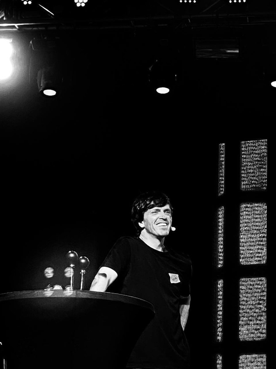 мне нравится тред о том, что «это мое» на футболке ур написано почерком антона. на следующий день после его публикации у парней был концерт. арс вышел в той самой футболке.
тред: x.com/vinylsrecord/s…