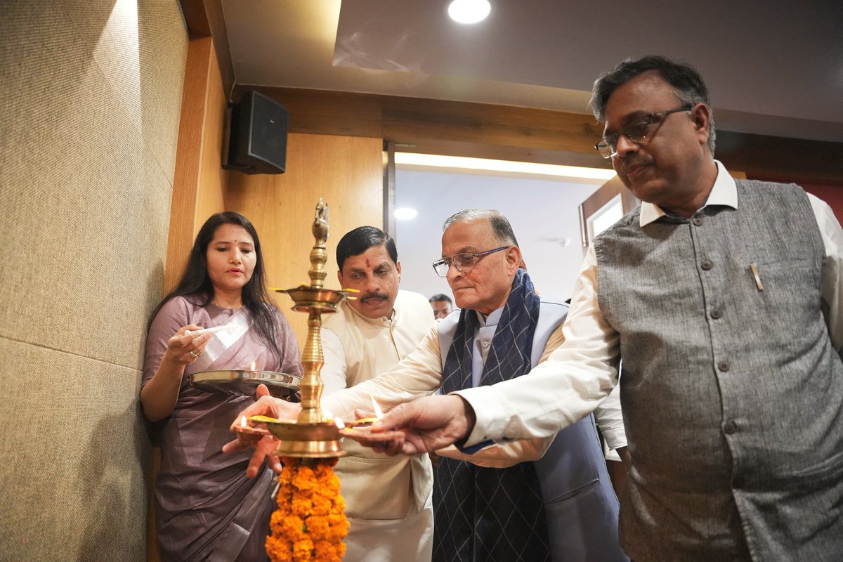 CMMadhyaPradesh's tweet photo. मुख्यमंत्री डॉ. मोहन यादव ने अटल बिहारी वाजपेयी सुशासन एवं नीति विश्लेषण संस्थान में आयोजित मध्यप्रदेश लीडरशिप समिट में मंत्रिपरिषद के प्रशिक्षण एवं ओरिएंटेशन कार्यक्रम में सहभागिता की।

@DrMohanYadav51
@AIGGPA https://t.co/UkF9tlPEwx