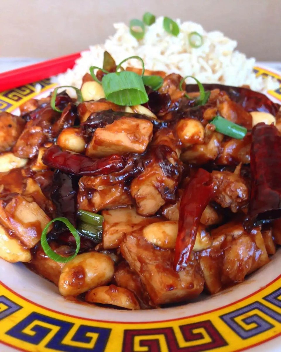 mountainmaker's tweet photo. Gà Cung Bảo (Kung Pao)
Nếu dừng chân tại Tứ Xuyên, Quý Châu bạn nhớ dành bụng thưởng thức món gà Cung Bảo - một đặc sản Trung Quốc lừng danh không kém vịt Bắc Kinh. Mỗi nơi sẽ tẩm ướp gà theo cách khác nhau nên hương vị cũng đôi chút khác nhau mà mang đậm hương vị đặc trưng từng vùng. Để chế biến món này, người ta nấu thịt gà với đậu phộng và ớt nên hương vị hoàn toàn khác lạ so với các món gà Việt Nam.