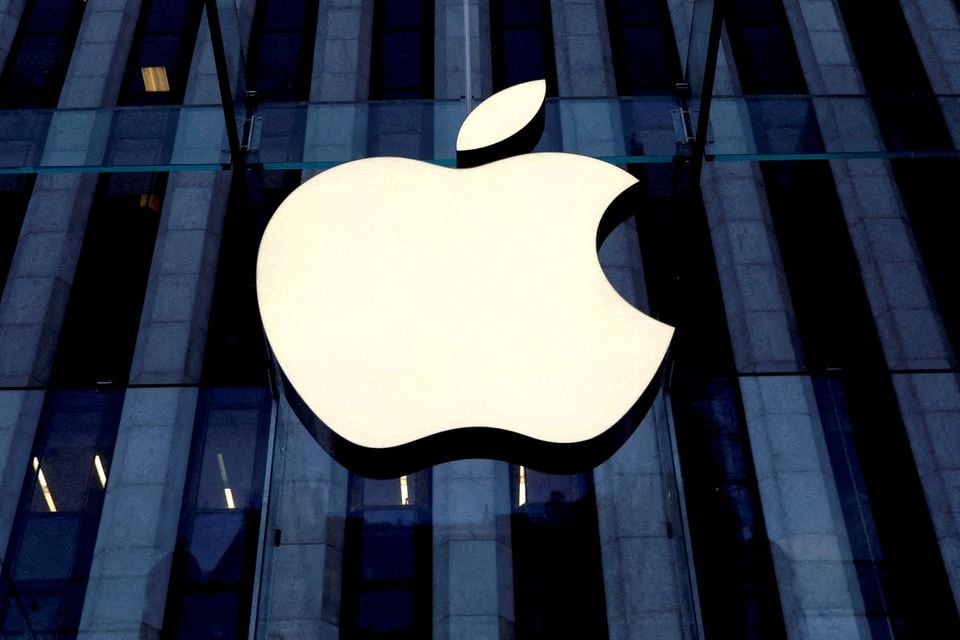 Breaking: A US federal judge certifies a class-action lawsuit against Apple, alleging monopolization of the iPhone app market through restrictions on digital purchases outside the App Store. #AppleLawsuit #AppStoreMonopoly #LegalNews 🍏⚖️