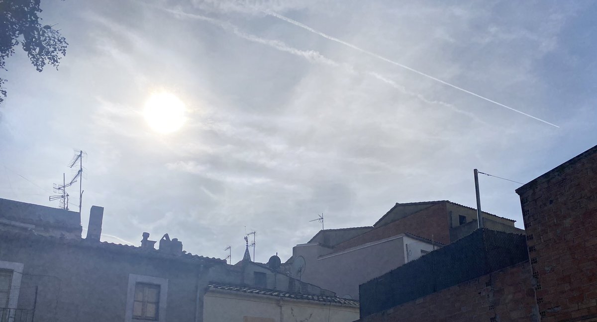 geoenginyeria's tweet photo. 03/02/24 #Vilafranca
Com és que sempre tenim exactament el mateix cel? 

Com és que sempre tenim un tel gris format per esteles, només tapant el sol? 

I no és molta casualitat que sempre faci més calor del que toca, quan el cel té aquest aspecte? https://t.co/8x9SBHpsiY