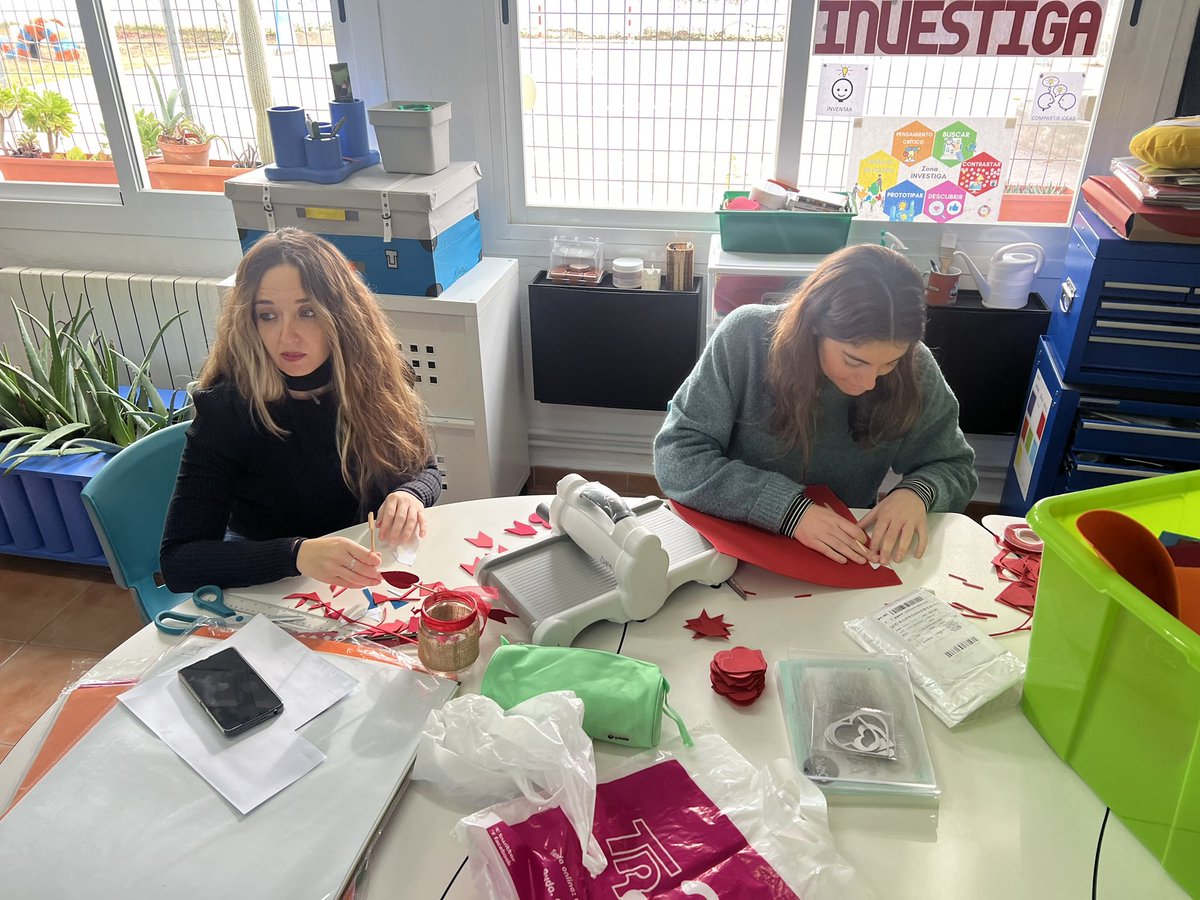 saludtorvis's tweet photo. Esta semana hemos recibido en nuestro colegio a la cuarta alumna de la @FPdGi , que sigue eligiendo nuestro centro para el programa #GeneraciónDocentes. Estamos encantados de saber que Ana Galván, de la @unisevilla , estará con nosotr@s hasta final de curso. @innovaex23_24 #ADF https://t.co/1jlypyQIqe