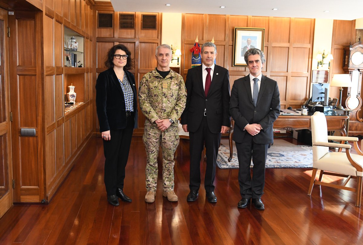 idDPortugal's tweet photo. 🤝 Fomos recebidos pelo Chefe do Estado-Maior-General das Forças Armadas.
💼 Durante o encontro tivemos oportunidade de discutir a importância da cooperação entre a Economia de Defesa e as Forças Armadas Portuguesas.
#EMGFA #ForçasArmadasPortuguesa #DefesaNacional https://t.co/7Mdgnb1gJs