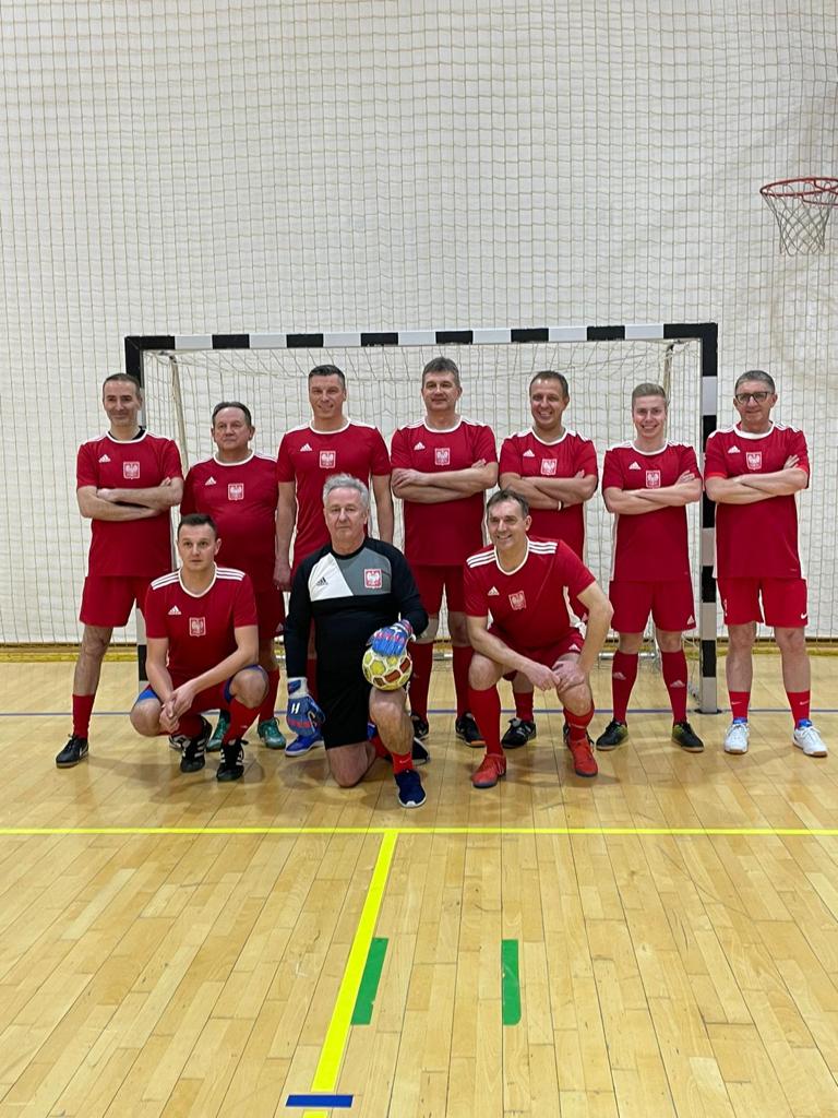 RoguskiRobert's tweet photo. Trwają przygotowania 🇵🇱 reprezentacji samorządowców do Mistrzostw Europy Burmistrzów i Prezydentów Miast w piłce nożnej, której odbędą się wiosną tego roku w Niemczech. 

🏆🤝 To dla mnie wielki zaszczyt a zarazem przyjemność pełnić funkcję trenera i menedżera naszej drużyny. Przed nami kilka sparingów w różnych częściach kraju - tu zdjęcie z ostatniego zgrupowania w Mikołowie! 

💪⚽️