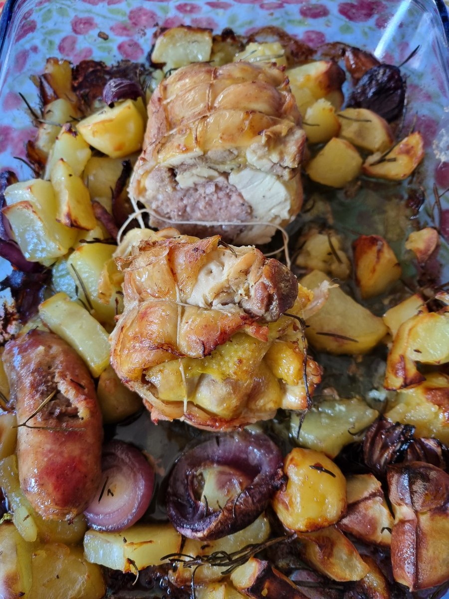 sredditi's tweet photo. Delicious stuffed chicken 🐔 with potatoes and sausage.  #eat #Food #Foodies #Cooking #Italian #Tuscany #Italianfood #chicken #delicious #collifiorentini https://t.co/qgGonl1WKG
